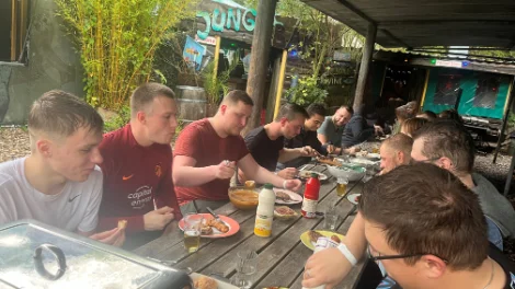 groepsfoto eten 3.jpg